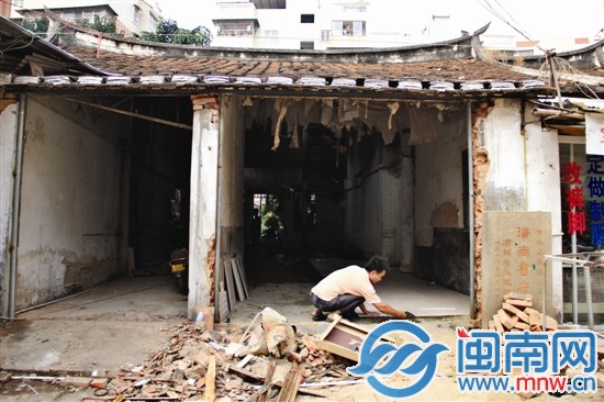 中间的两间屋子里，工人正在铺瓷砖