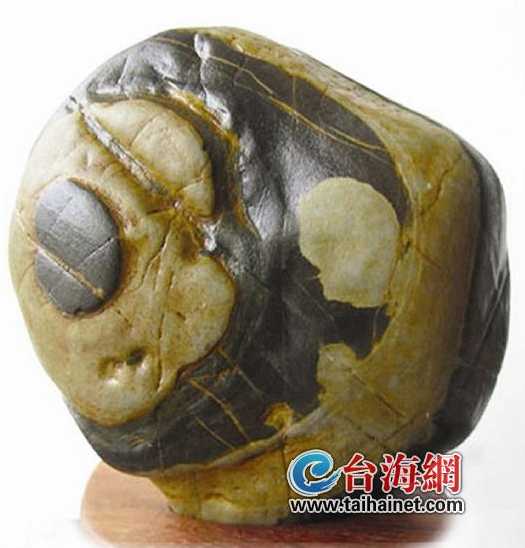 河滩奇石 现“日月同辉”奇景