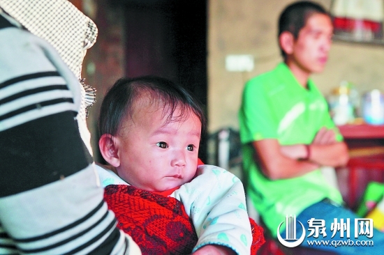 孩子眼睛望着门外，盼望着妈妈早点回来。