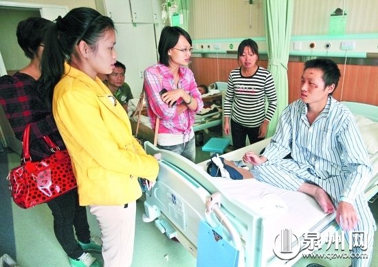 泉州爱心公益协会的工作人员和早报记者鼓励小冉坚强 