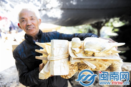 老木匠搬出他们制作的木雕龙头