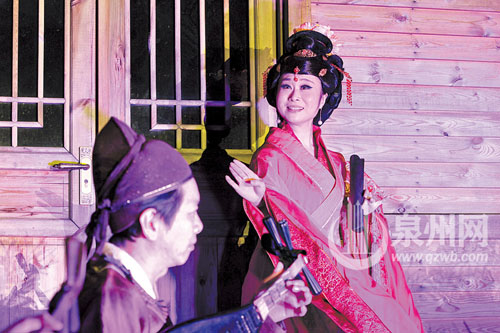 天湖边上的南音表演
