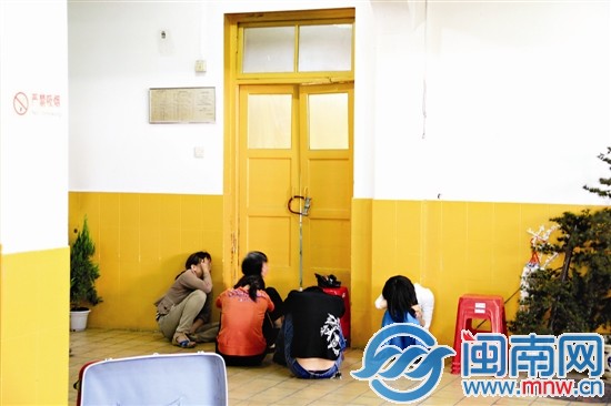 苏明宝的遗体还在医院太平间，家属守在门口痛哭