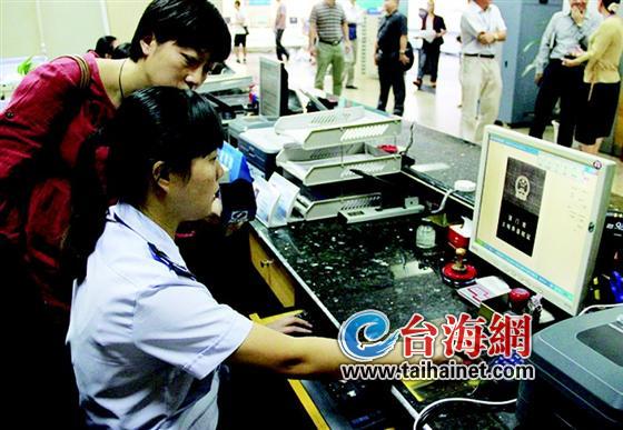 地税工作人员在扫描办税材料