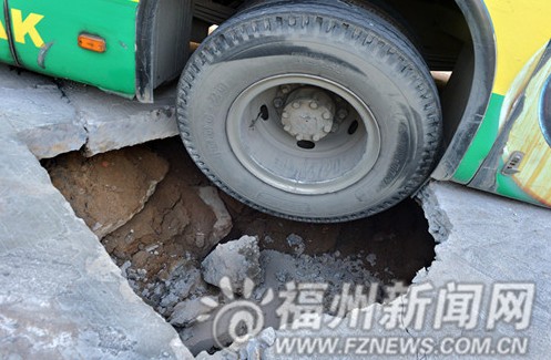 公交大学城总站附近 一公交车被困于路面2米大坑