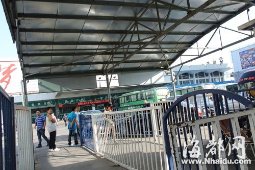 榕汽车北站候车点成三不管 保安治安亭内玩电脑1