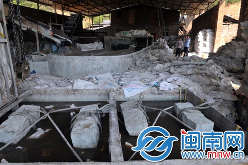 塑料厂内堆满各种编织袋