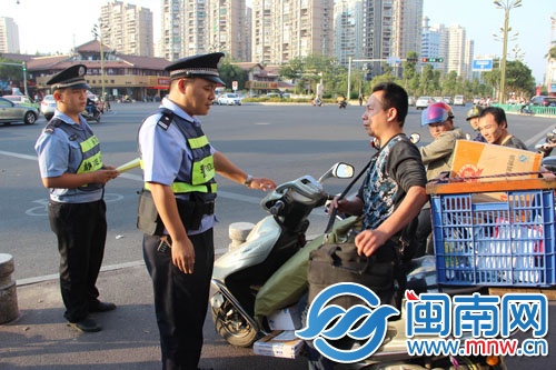 石先生超载，也没带证件，民警正对其进行劝导