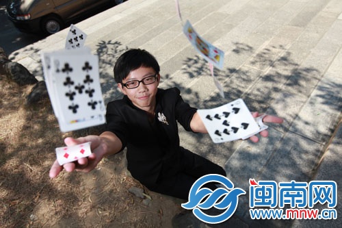 许栩凭着一副扑克在大赛中获奖