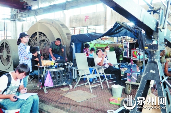 梁家仁正在说戏