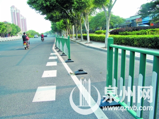 江滨北路不少护栏被私自拆除，路上只剩底座