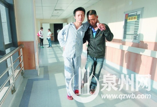 小冉在父亲的搀扶下散步锻炼