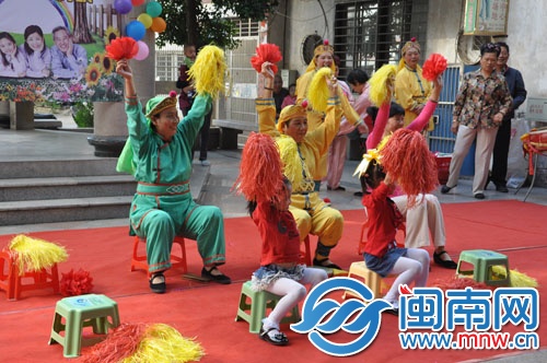 老人们和小孩子玩小游戏