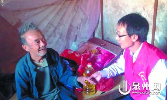 泉港家园义工协会成员看望陈如太老人