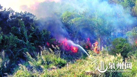 救援人员在北峰一山头扑火