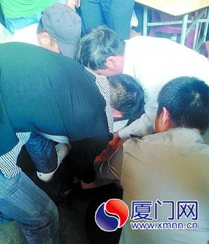 众人合力擒贼