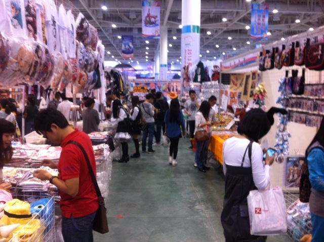 琳琅满目的展位吸引不少市民驻足