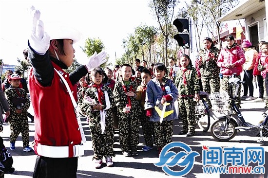 学生“交警”在指挥交通