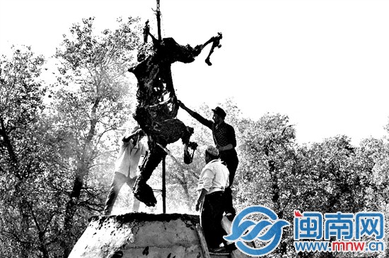 数百人翘首观看烤全骆驼出炉1
