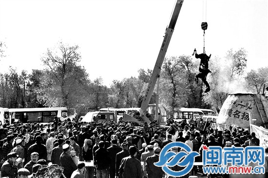 数百人翘首观看烤全骆驼出炉