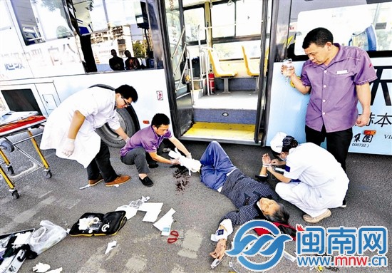 医护人员赶到，给依伯止血、包扎