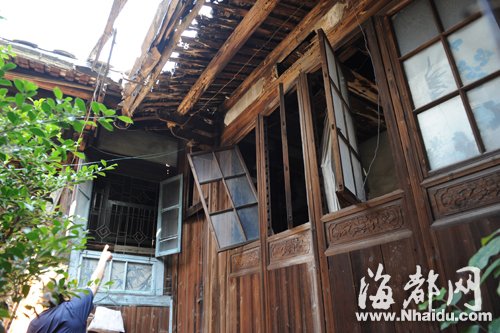 老宅内一处房顶和窗户破旧不堪