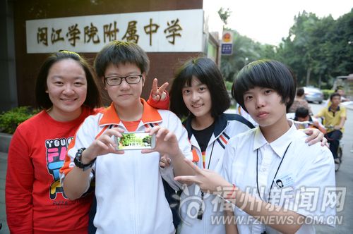 闽江学院附中毕业生翁艺航(左二)与她的MV制作团队