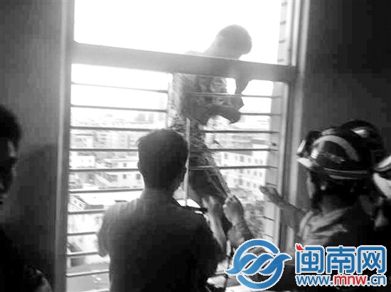 消防切割防盗窗，准备将男子拉入室内