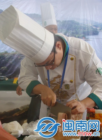 台湾厨师将一块肉切成2米多长