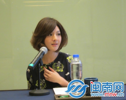 “纯爱教主”郭静接受记者采访