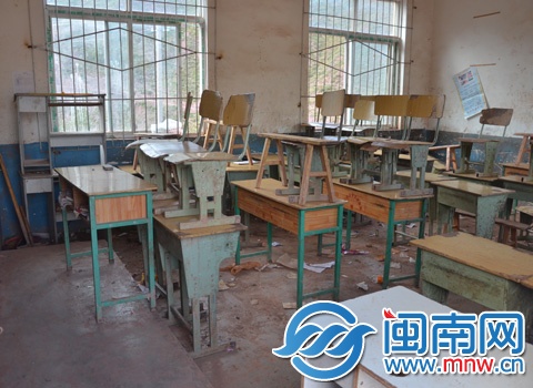 三年级94名学生要挤在这间小教室里上课