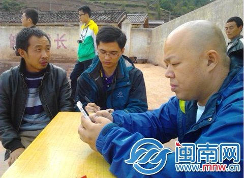 范韦军老师和赖金土在接受记者采访