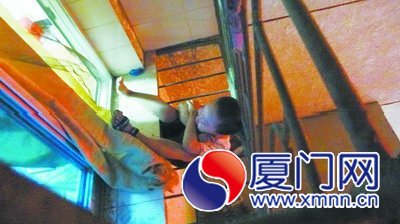 4周岁男孩贪玩爬窗
