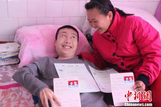 手捧中国和马来西亚两国的结婚证