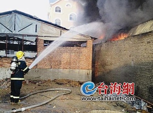福清一轮胎仓库发生火灾 没有人员被困