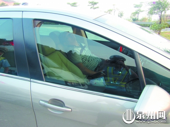 高速公路上，司机在车内呼呼大睡