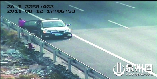 一名女士在高速公路上为孩子把尿