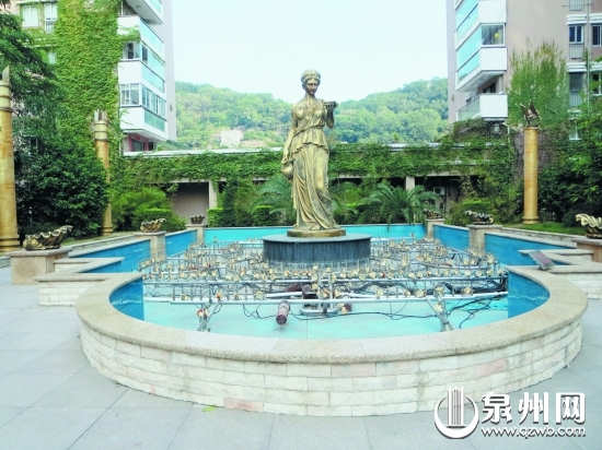 没有水的景观池成了摆设