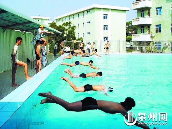 季延初级中学的同学在上游泳课