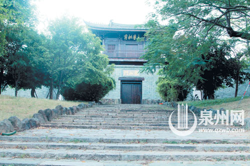 泉山门前绿树成荫，偶有落叶飘下平添秋色
