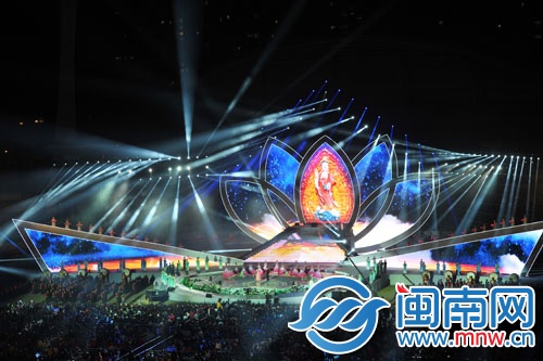 德化陶瓷艺术大师郑雄文打造的观音瓷像亮相