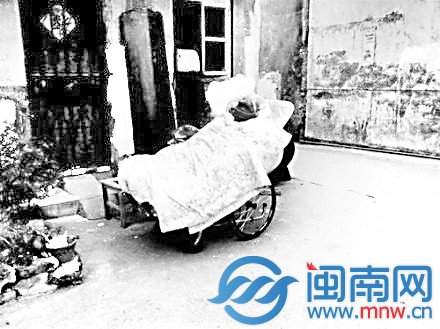 八旬老人带棺材露宿街头