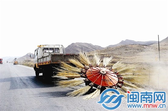 甘肃公路现扫路“神器”