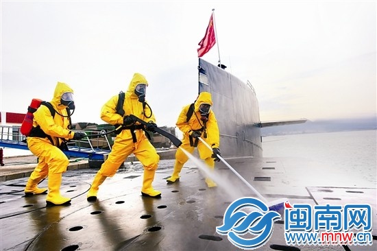 基地官兵进行核沾染洗消训练