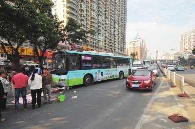 肇事司机称刹车时路面湿滑