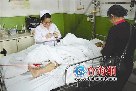 撞伤阿婆后 司机假借报警逃逸