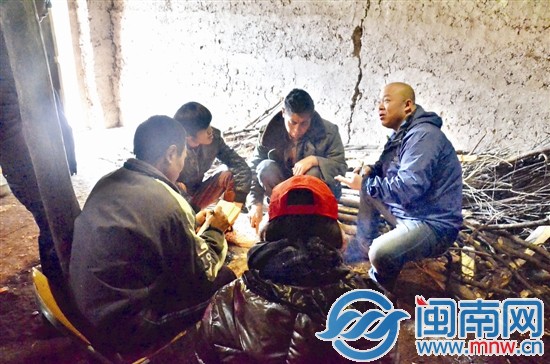 阿土找来村支书和村长以及学校老师，一起商讨建校事宜