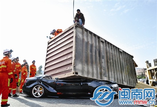 奥迪车被货柜压扁，所幸车内两人无大碍