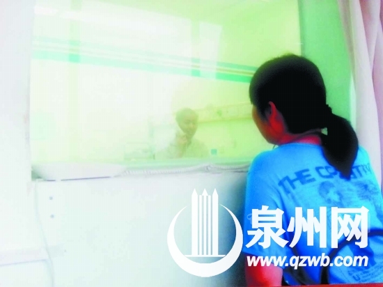 阿琛的母亲在探望移植仓内的他