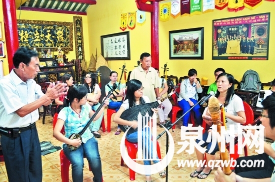 蔡卷志（左一）在越南“福建古乐”社传授正统南音